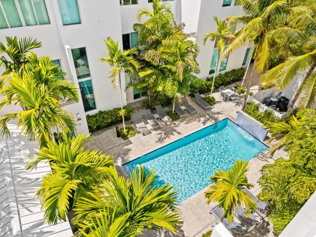 Продажа дома по адресу 757 NE 4TH Avenue - фото 9372878