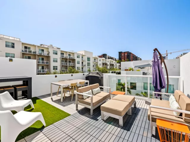 Продажа дома по адресу 757 NE 4TH Avenue - фото 9372879