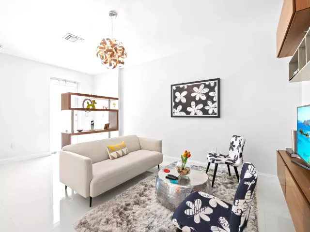 Продажа дома по адресу 757 NE 4TH Avenue - фото 9372883