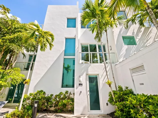 Продажа дома по адресу 757 NE 4TH Avenue - фото 9372858