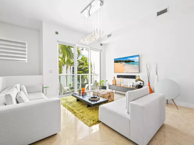 Продажа дома по адресу 757 NE 4TH Avenue - фото 9372859