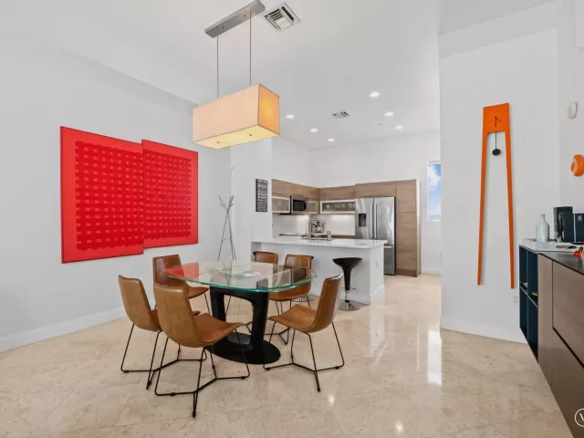 Продажа дома по адресу 757 NE 4TH Avenue - фото 9372860