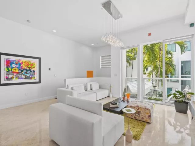 Продажа дома по адресу 757 NE 4TH Avenue - фото 9372861
