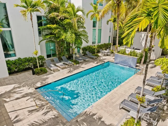 Продажа дома по адресу 757 NE 4TH Avenue - фото 9372863