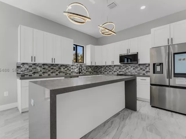 Продажа дома по адресу 512 NW 23rd Ave - фото 9364390
