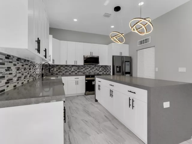 Продажа дома по адресу 512 NW 23rd Ave - фото 9364391