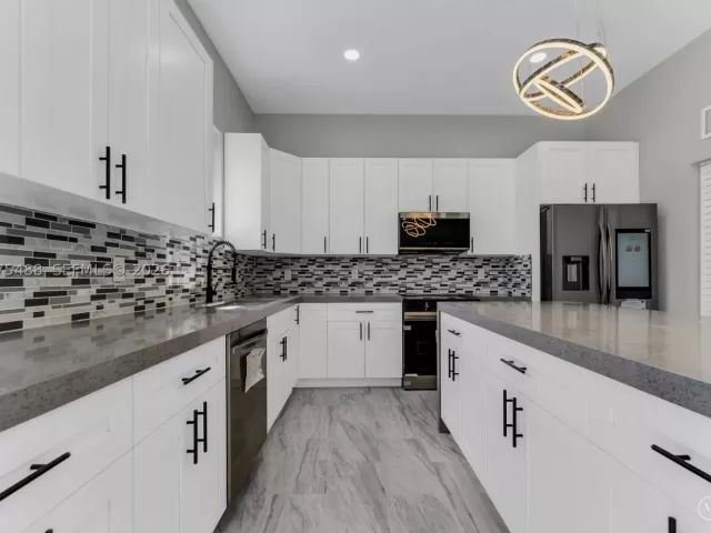 Продажа дома по адресу 512 NW 23rd Ave - фото 9364392