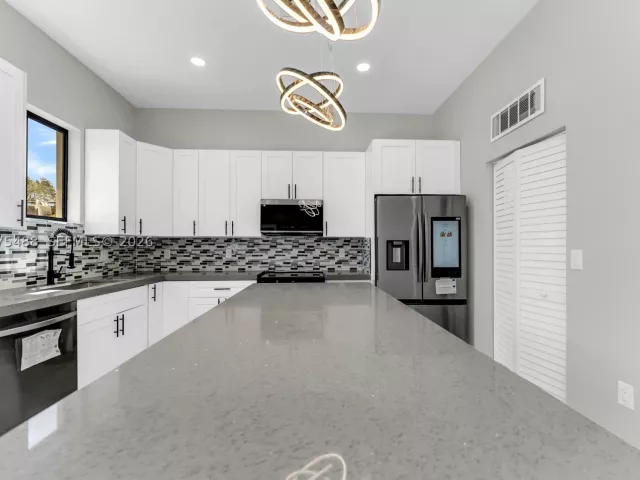 Продажа дома по адресу 512 NW 23rd Ave - фото 9364393