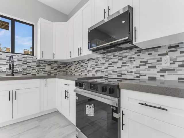 Продажа дома по адресу 512 NW 23rd Ave - фото 9364394