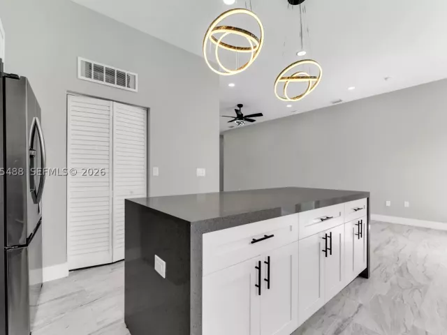 Продажа дома по адресу 512 NW 23rd Ave - фото 9364395