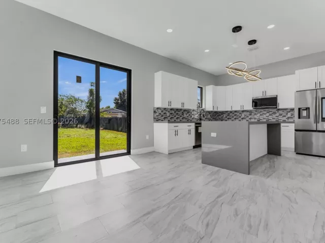 Продажа дома по адресу 512 NW 23rd Ave - фото 9364397
