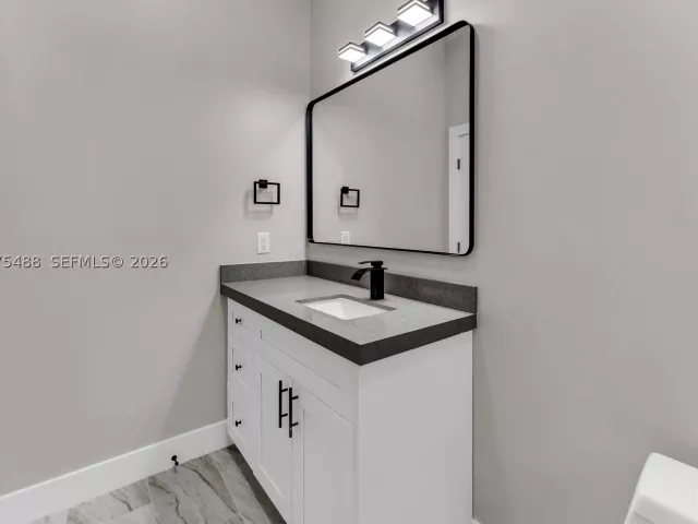 Продажа дома по адресу 512 NW 23rd Ave - фото 9364400