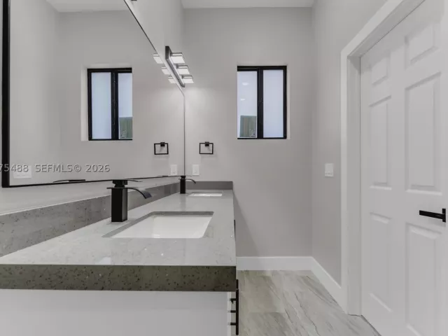 Продажа дома по адресу 512 NW 23rd Ave - фото 9364404