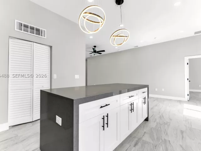 Продажа дома по адресу 512 NW 23rd Ave - фото 9364405