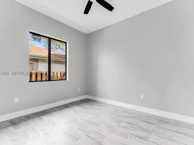 Продажа дома по адресу 512 NW 23rd Ave - фото 9364408