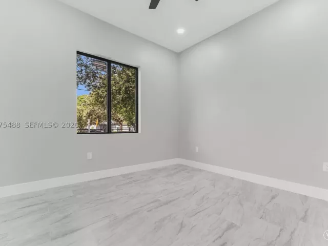 Продажа дома по адресу 512 NW 23rd Ave - фото 9364409