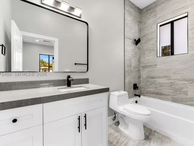 Продажа дома по адресу 512 NW 23rd Ave - фото 9364411