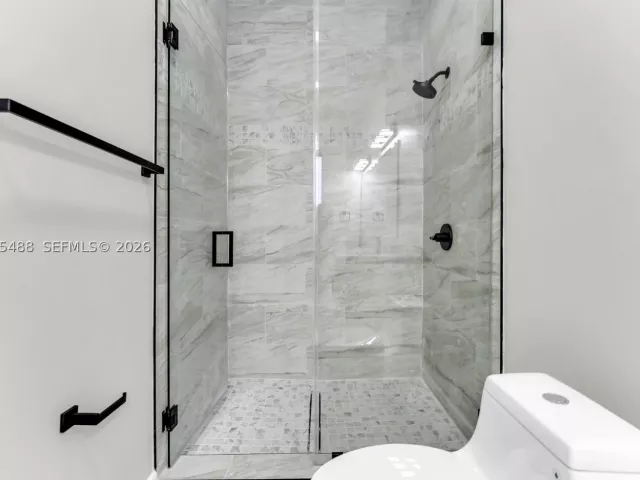 Продажа дома по адресу 512 NW 23rd Ave - фото 9364413