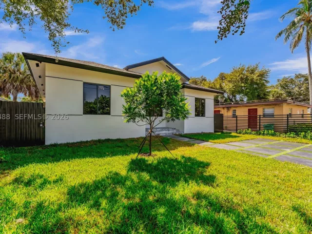 Продажа дома по адресу 512 NW 23rd Ave - фото 9364383