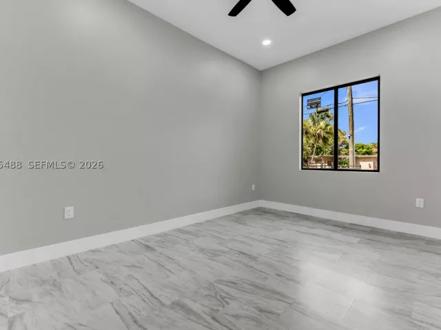 Продажа дома по адресу 512 NW 23rd Ave - фото 9364419