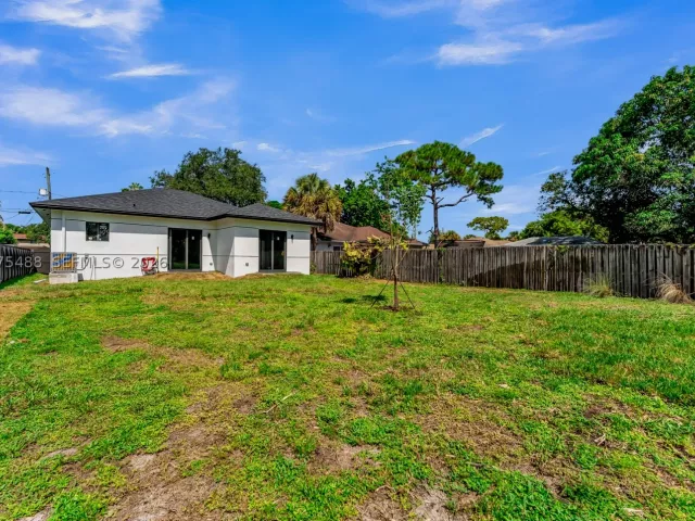 Продажа дома по адресу 512 NW 23rd Ave - фото 9364421
