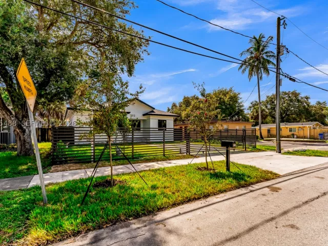 Продажа дома по адресу 512 NW 23rd Ave - фото 9364427