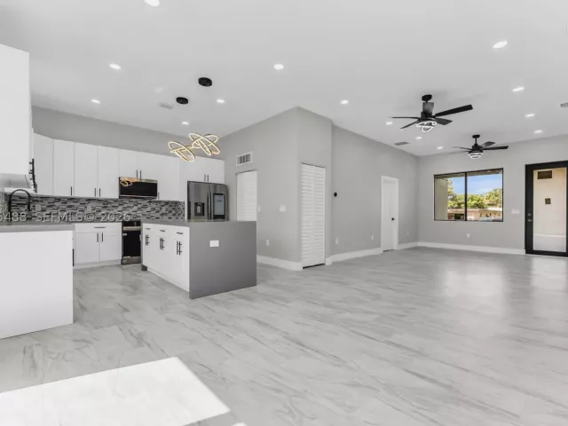 Продажа дома по адресу 512 NW 23rd Ave - фото 9364388