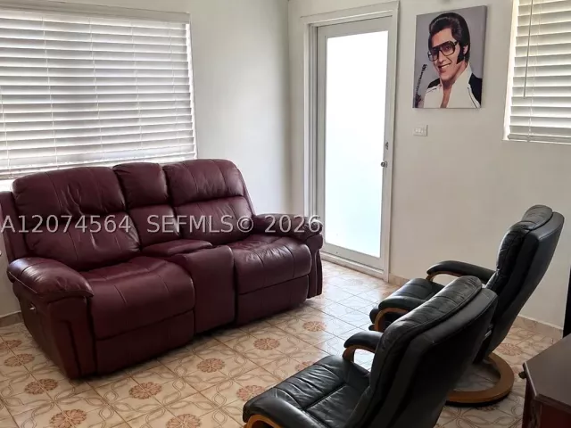 Продажа дома по адресу 3010 NW 32nd St - фото 9367660
