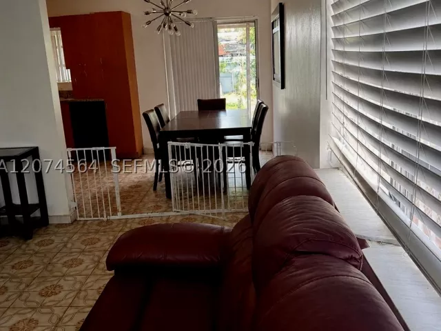 Продажа дома по адресу 3010 NW 32nd St - фото 9367661