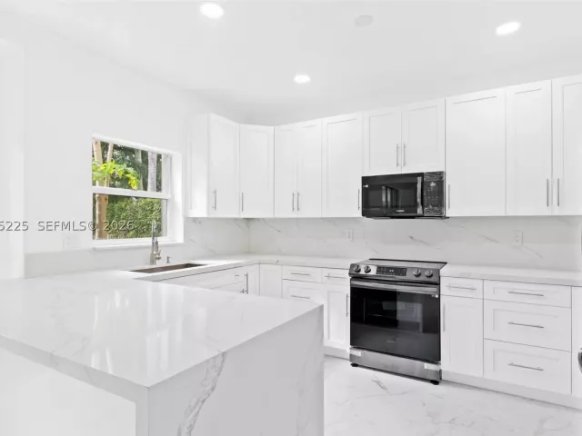 Продажа дома по адресу 15842 SW 14 ST - фото 9360604