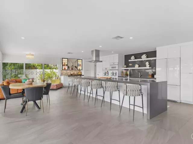 Продажа дома по адресу 2812 NE 28th St - фото 9373355