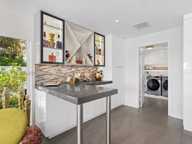Продажа дома по адресу 2812 NE 28th St - фото 9373362