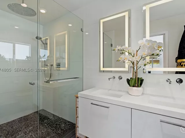 Продажа дома по адресу 2812 NE 28th St - фото 9373369