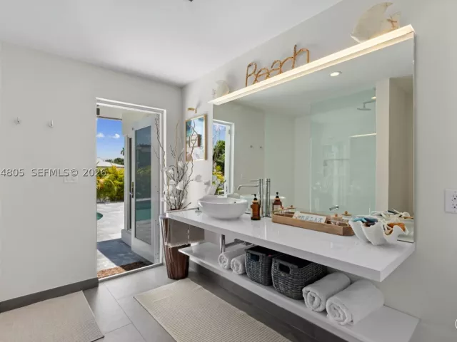 Продажа дома по адресу 2812 NE 28th St - фото 9373374