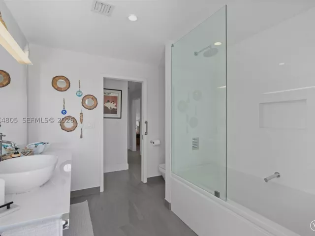 Продажа дома по адресу 2812 NE 28th St - фото 9373375