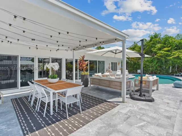 Продажа дома по адресу 2812 NE 28th St - фото 9373389