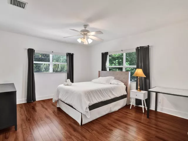 Дом в аренду по адресу 833 SW 17th Street - фото 9370320