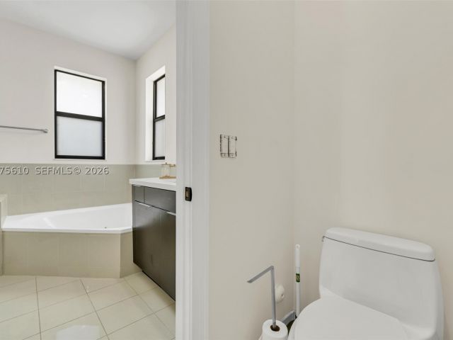 Продажа дома по адресу 10204 NW 86th St - фото 9366142