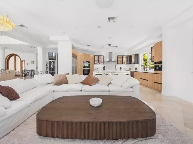 Продажа дома по адресу 3442 NE 171st St - фото 9361310