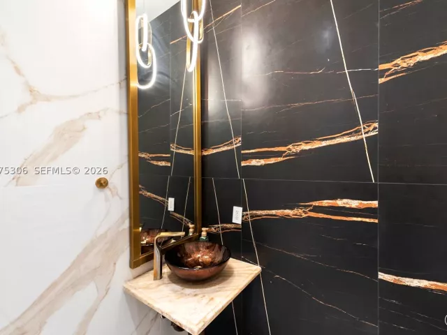 Продажа дома по адресу 3442 NE 171st St - фото 9361316