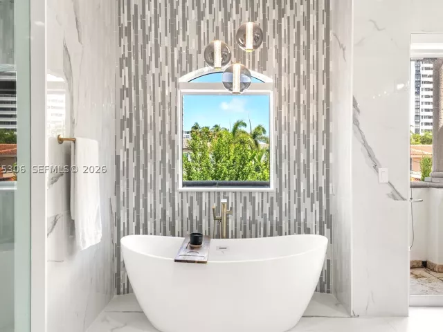 Продажа дома по адресу 3442 NE 171st St - фото 9361325