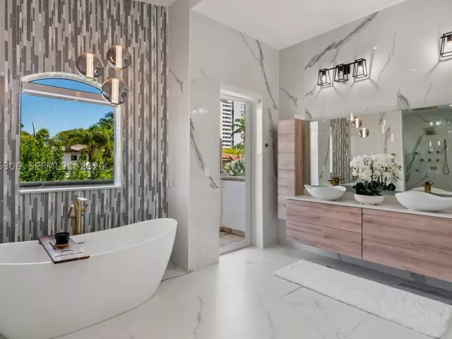 Продажа дома по адресу 3442 NE 171st St - фото 9361326