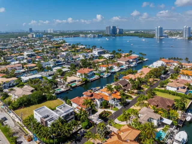 Продажа дома по адресу 3442 NE 171st St - фото 9361355