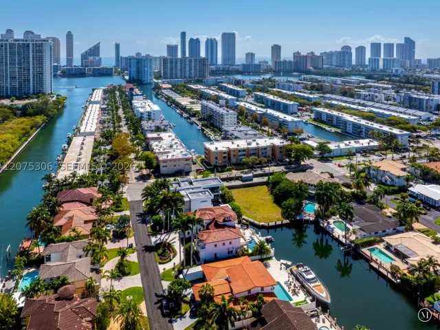 Продажа дома по адресу 3442 NE 171st St - фото 9361357