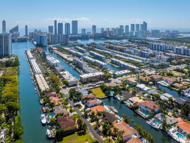 Продажа дома по адресу 3442 NE 171st St - фото 9361359