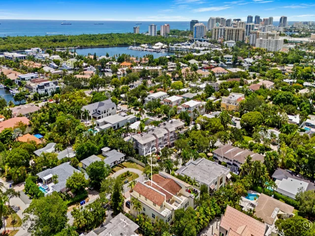 Продажа дома по адресу 1423 NE 26th Avenue 1423 - фото 9378306