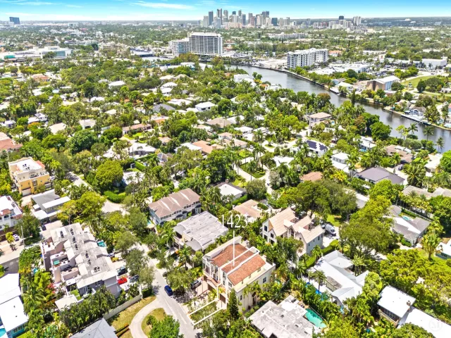 Продажа дома по адресу 1423 NE 26th Avenue 1423 - фото 9378307