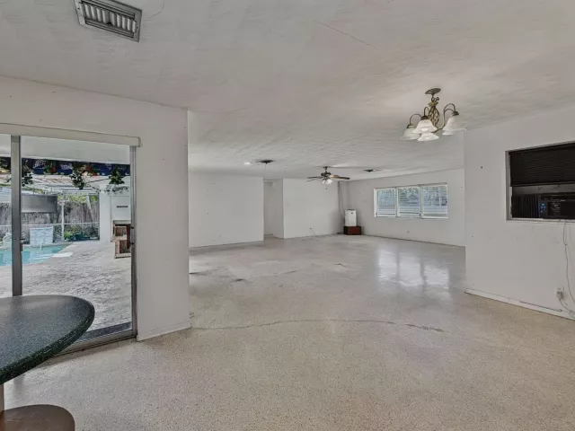 Продажа дома по адресу 201 NE 29th Street - фото 9368276