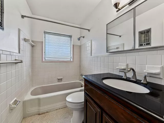 Продажа дома по адресу 201 NE 29th Street - фото 9368281