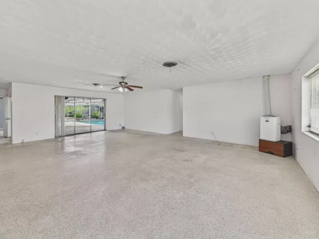 Продажа дома по адресу 201 NE 29th Street - фото 9368273